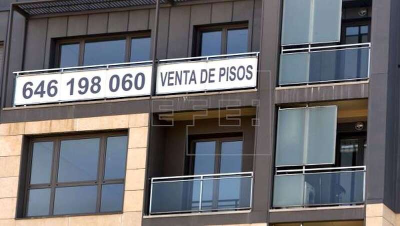 Un cartel de venta de pisos (Foto EFE / Luis Tejido)